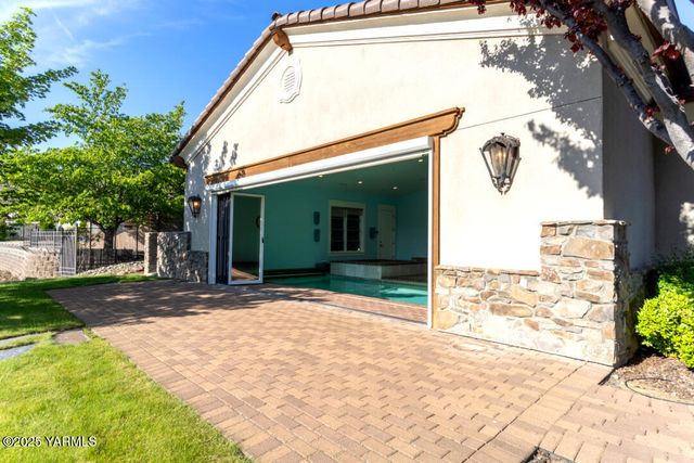 305 Mountain Shadows Pl, Yakima, WA 98908