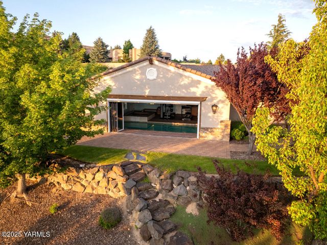 305 Mountain Shadows Pl, Yakima, WA 98908