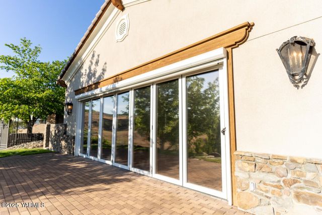 305 Mountain Shadows Pl, Yakima, WA 98908