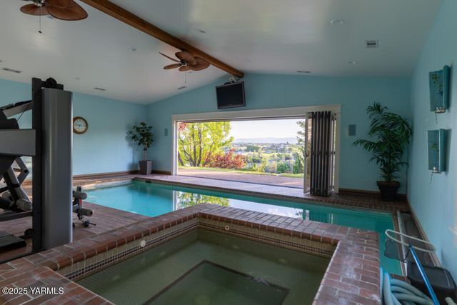 305 Mountain Shadows Pl, Yakima, WA 98908