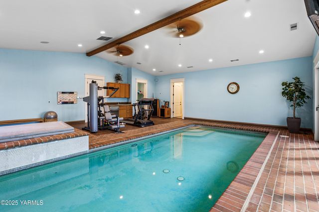 305 Mountain Shadows Pl, Yakima, WA 98908