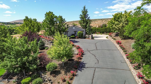 305 Mountain Shadows Pl, Yakima, WA 98908