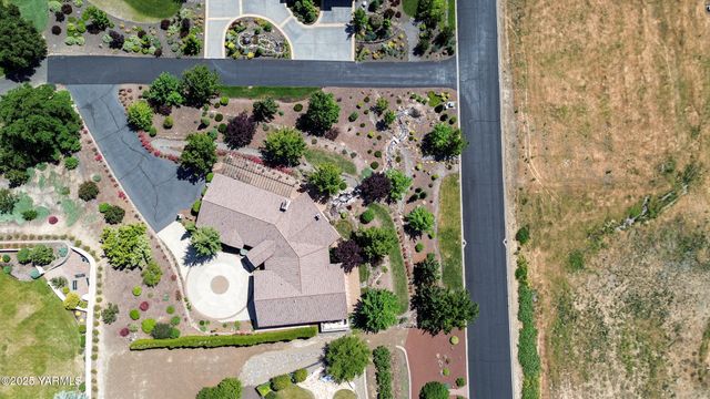 305 Mountain Shadows Pl, Yakima, WA 98908