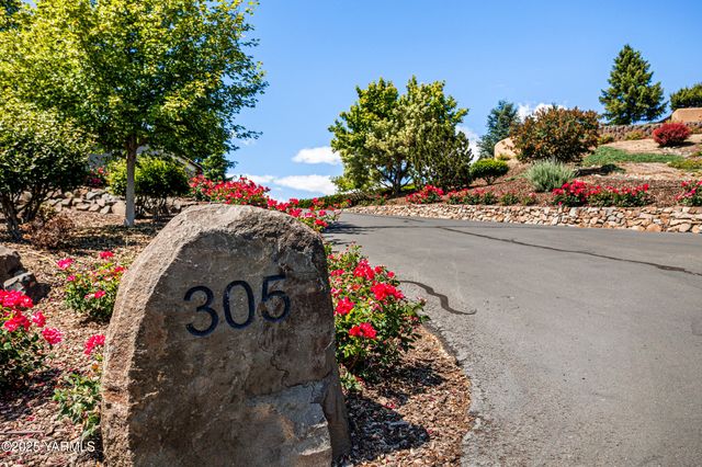305 Mountain Shadows Pl, Yakima, WA 98908