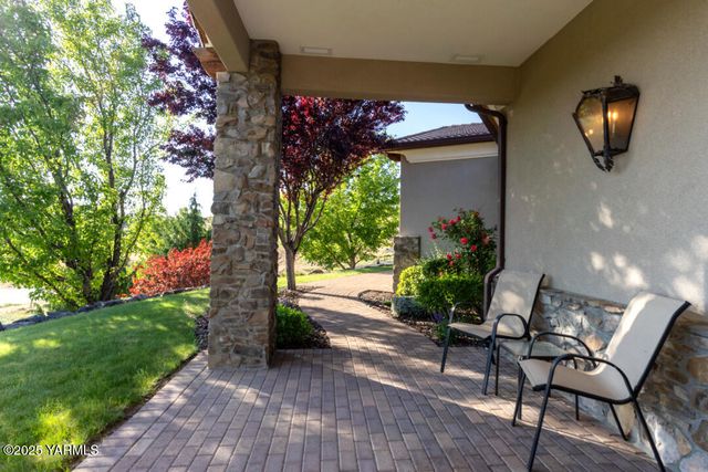 305 Mountain Shadows Pl, Yakima, WA 98908