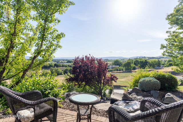 305 Mountain Shadows Pl, Yakima, WA 98908