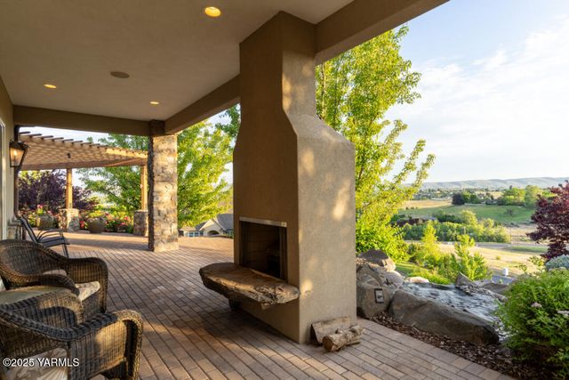 305 Mountain Shadows Pl, Yakima, WA 98908