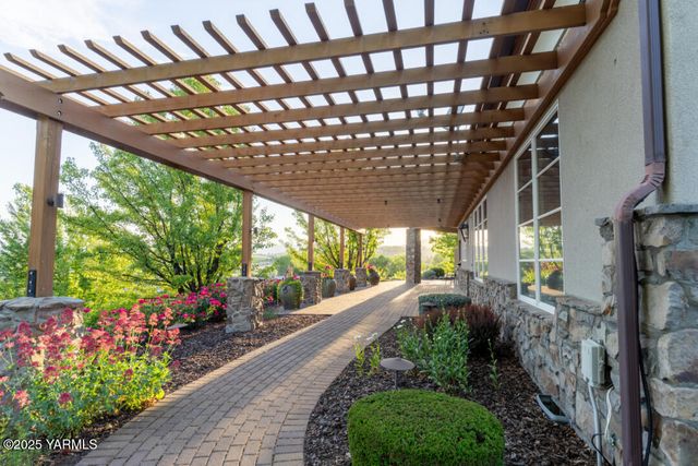 305 Mountain Shadows Pl, Yakima, WA 98908