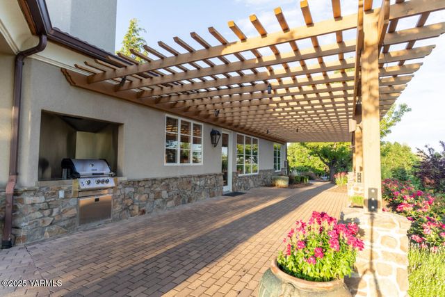 305 Mountain Shadows Pl, Yakima, WA 98908