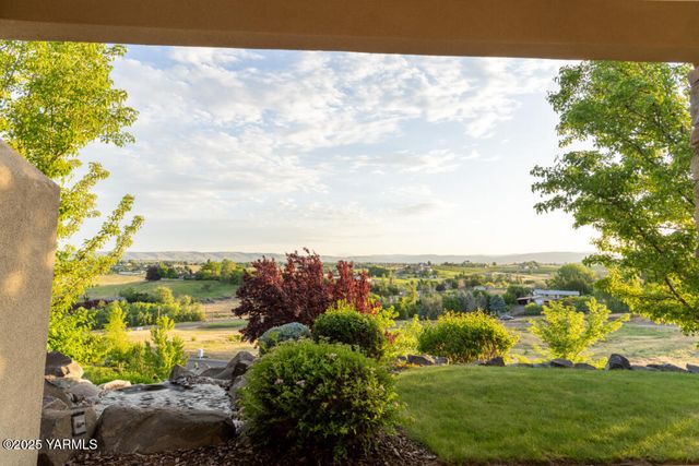 305 Mountain Shadows Pl, Yakima, WA 98908