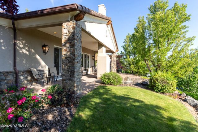 305 Mountain Shadows Pl, Yakima, WA 98908