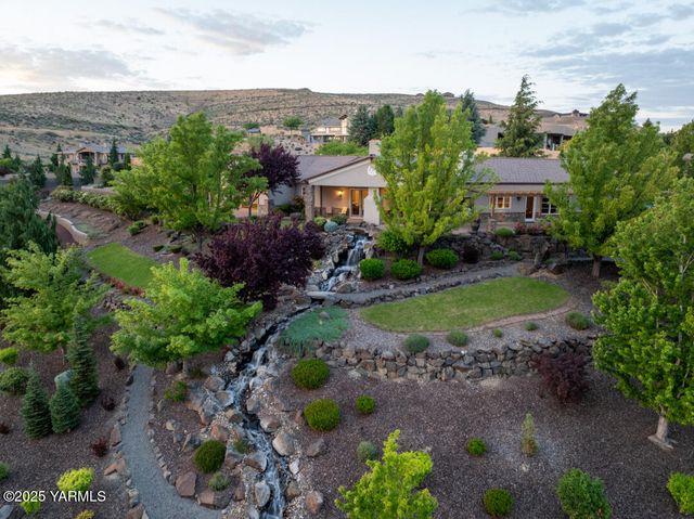 305 Mountain Shadows Pl, Yakima, WA 98908