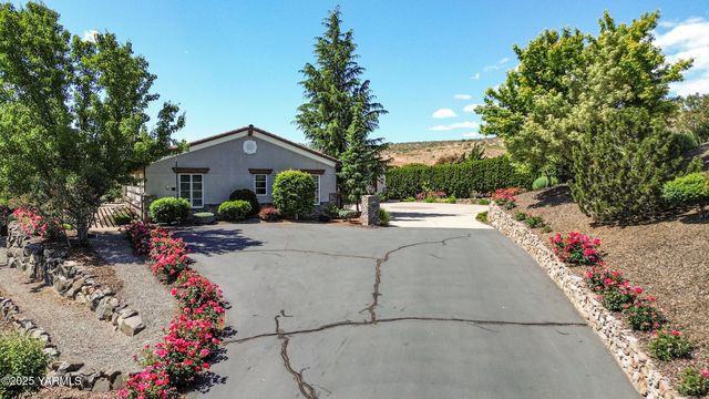 305 Mountain Shadows Pl, Yakima, WA 98908