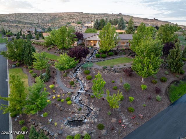 305 Mountain Shadows Pl, Yakima, WA 98908