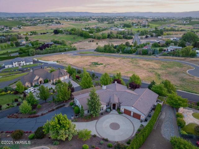 305 Mountain Shadows Pl, Yakima, WA 98908