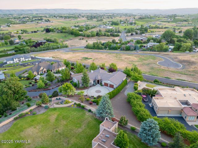305 Mountain Shadows Pl, Yakima, WA 98908