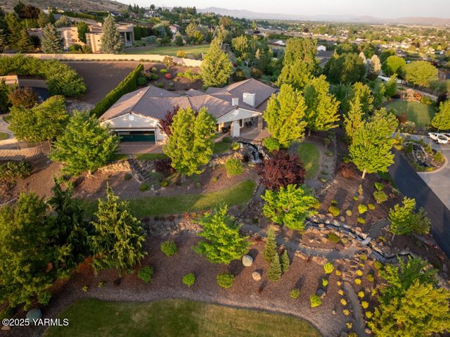 305 Mountain Shadows Pl, Yakima, WA 98908