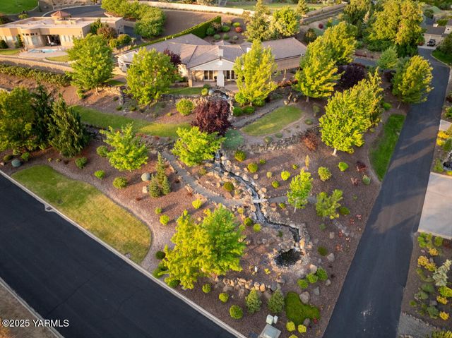 305 Mountain Shadows Pl, Yakima, WA 98908