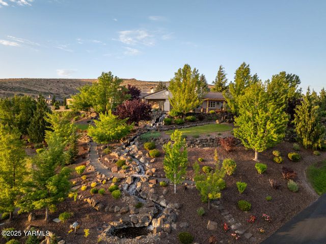 305 Mountain Shadows Pl, Yakima, WA 98908