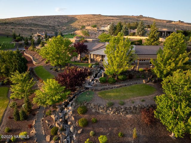 305 Mountain Shadows Pl, Yakima, WA 98908