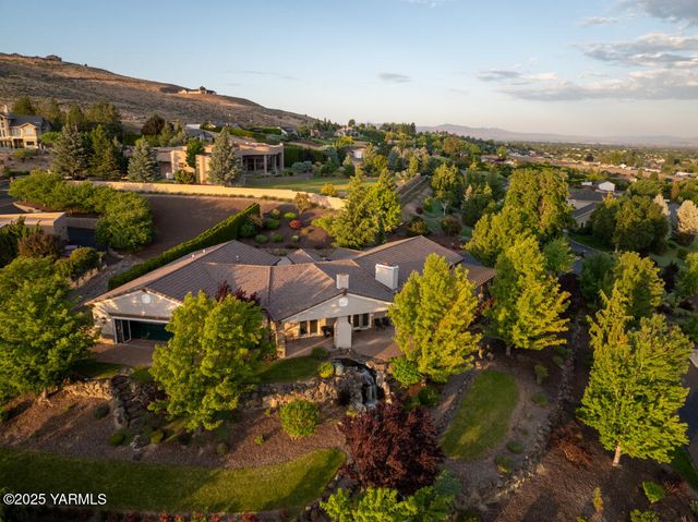 305 Mountain Shadows Pl, Yakima, WA 98908