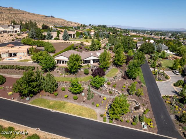 305 Mountain Shadows Pl, Yakima, WA 98908