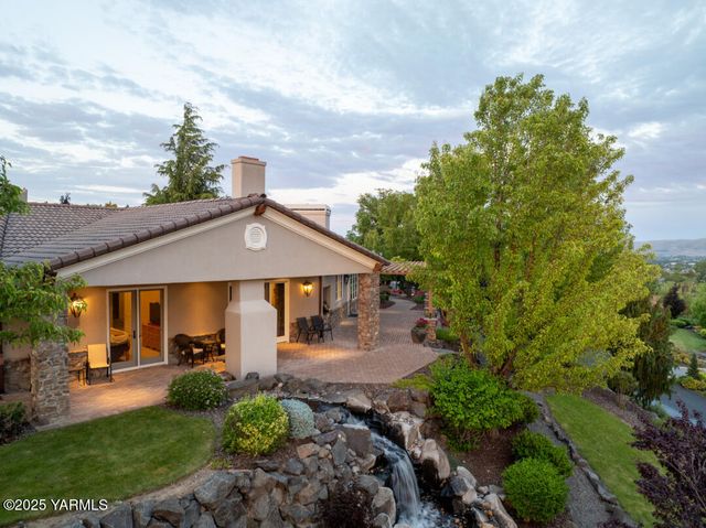 305 Mountain Shadows Pl, Yakima, WA 98908