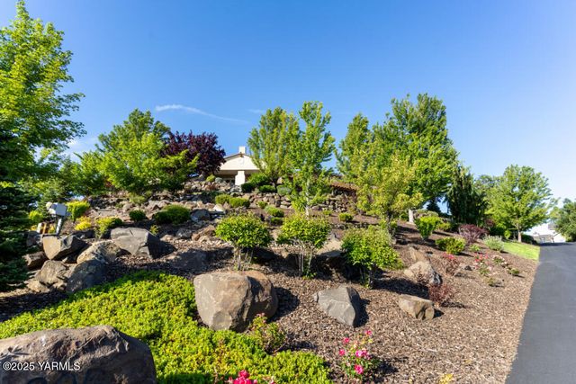 305 Mountain Shadows Pl, Yakima, WA 98908