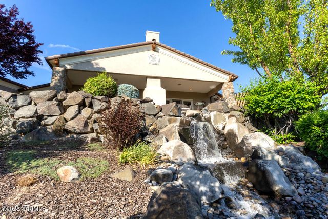 305 Mountain Shadows Pl, Yakima, WA 98908