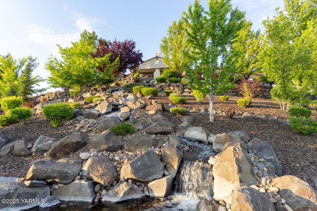 305 Mountain Shadows Pl, Yakima, WA 98908