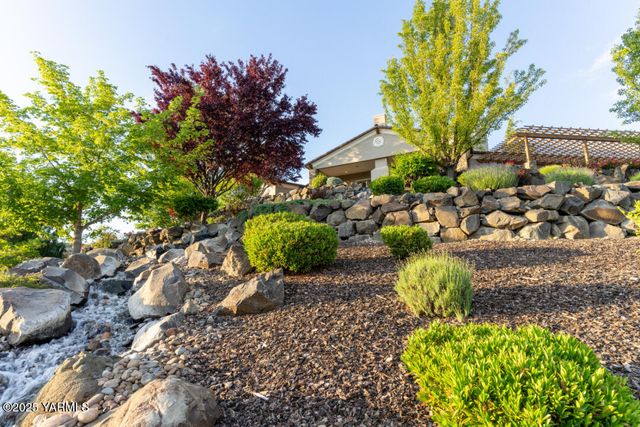 305 Mountain Shadows Pl, Yakima, WA 98908