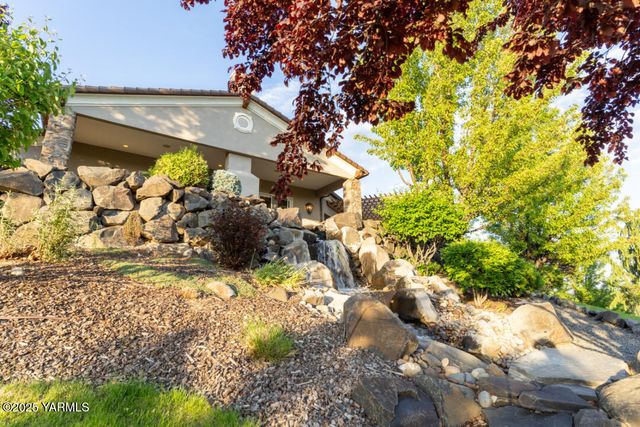 305 Mountain Shadows Pl, Yakima, WA 98908