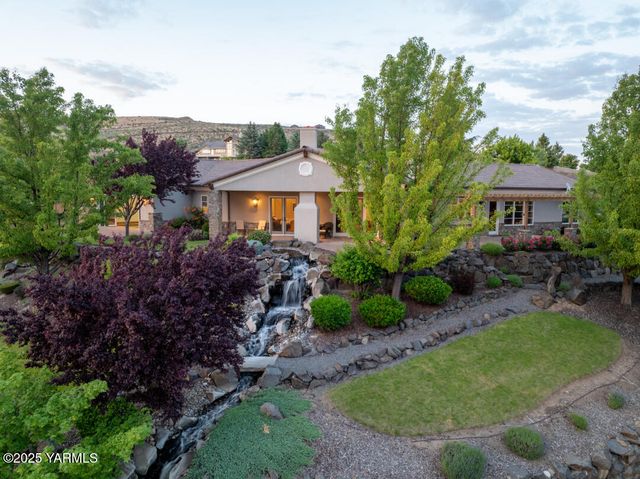 305 Mountain Shadows Pl, Yakima, WA 98908