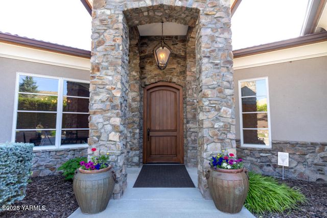 305 Mountain Shadows Pl, Yakima, WA 98908