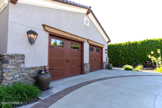 305 Mountain Shadows Pl, Yakima, WA 98908