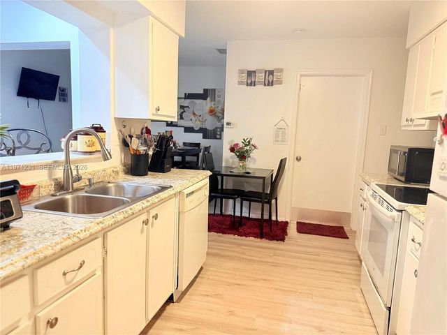 7102 NW 73rd St, Tamarac, FL 33321