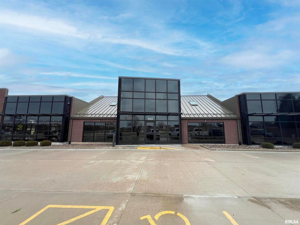 5123 MIDDLE Road 120, Bettendorf, IA 52722