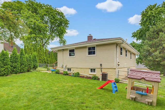 12405 W Crawford AVENUE, New Berlin, WI 53151