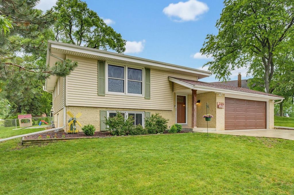 12405 W Crawford AVENUE, New Berlin, WI 53151