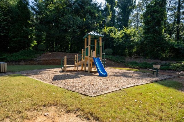 302 Oak Leaf Place, Acworth, GA 30102