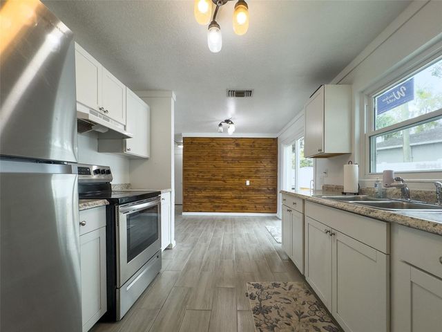 1047 CLAY BOULEVARD, Eustis, FL 32726