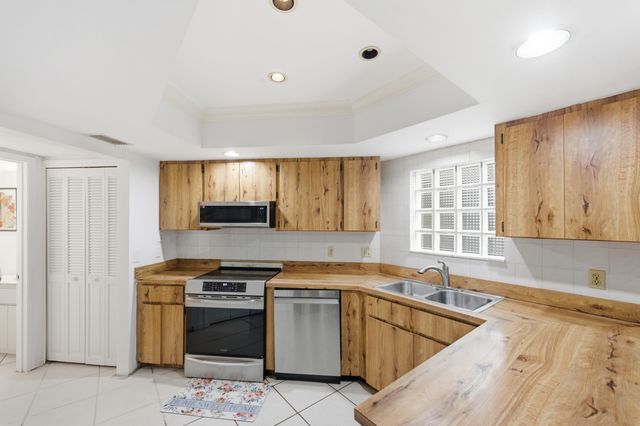 105 Weybridge Circle A, Royal Palm Beach, FL 33411