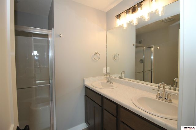 1719 N Brookside Lane, York, NE 68467