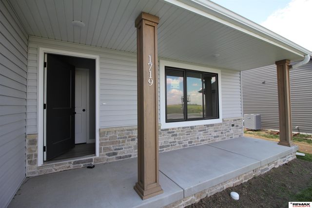 1719 N Brookside Lane, York, NE 68467