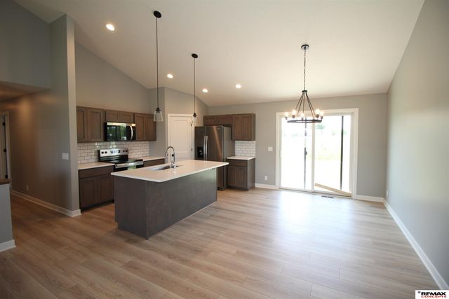 1719 N Brookside Lane, York, NE 68467