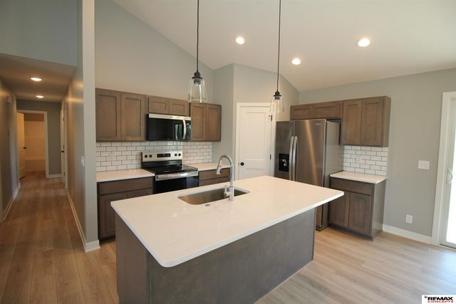 1719 N Brookside Lane, York, NE 68467