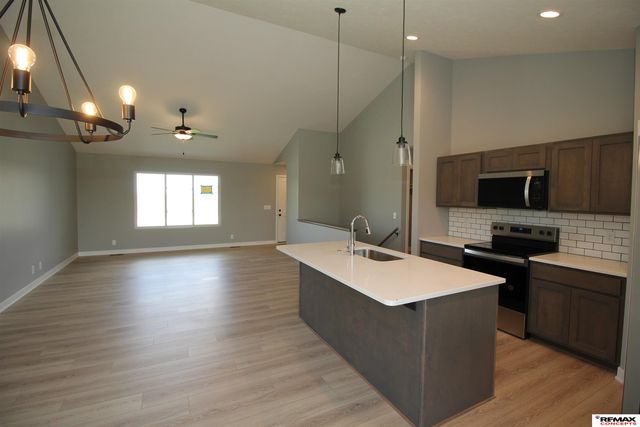 1719 N Brookside Lane, York, NE 68467