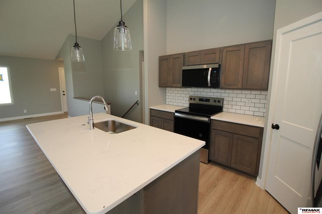 1719 N Brookside Lane, York, NE 68467