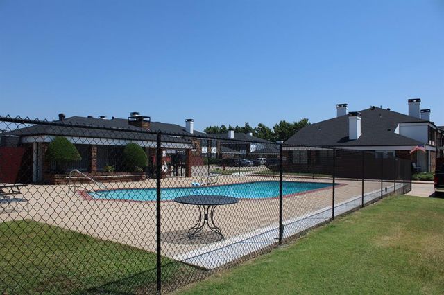 3003 River Oaks Drive 244, Norman, OK 73072