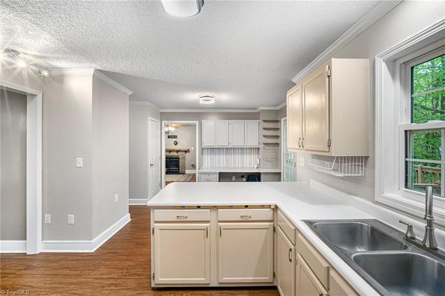 1725 Abbottsford Drive, Kernersville, NC 27284